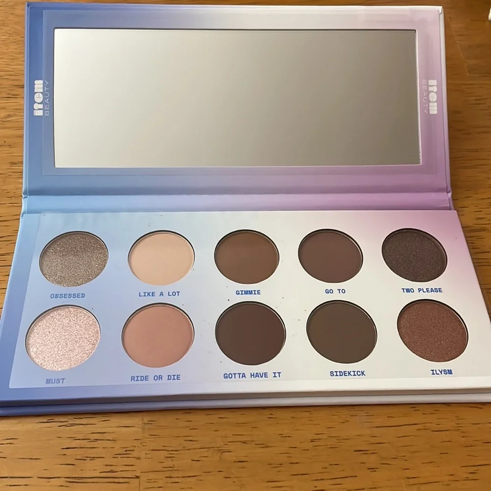 NWT ON THE DAILY EYESHADOW PALETTE | ITEM BEAUTY